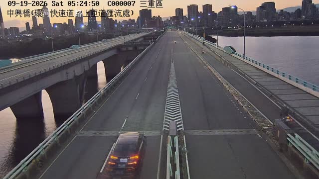三重區中興橋(環河快速道路上匝道匯流處)