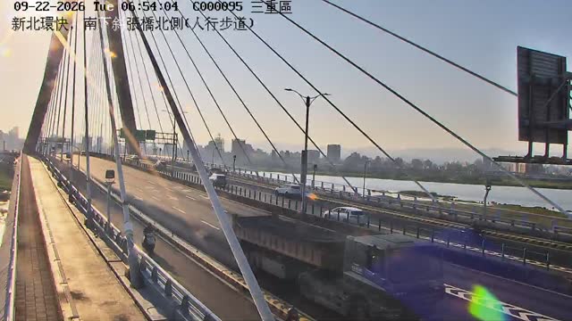 新北環快，南下斜張橋北側(人行步道)