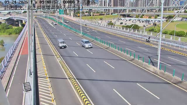 新北環快，北上斜張橋南側(人行步道)