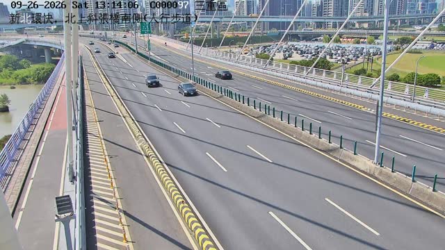 新北環快，北上斜張橋南側(人行步道)