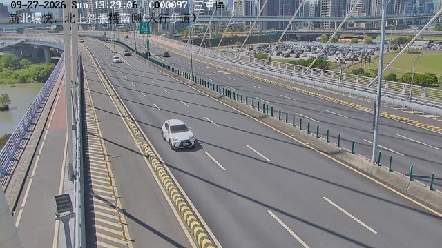新北環快，北上斜張橋南側(人行步道)