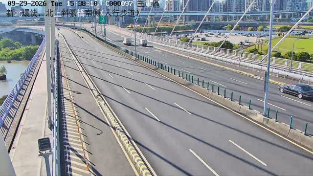 新北環快，北上斜張橋南側(人行步道)