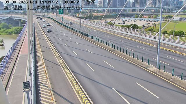 新北環快，北上斜張橋南側(人行步道)