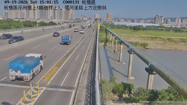 板橋區浮洲橋上(路燈桿上)，環河道路上方近樹林