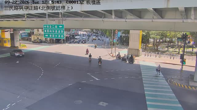 板橋區三民路與中正路(北側號誌桿上)