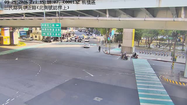 板橋區三民路與中正路(北側號誌桿上)