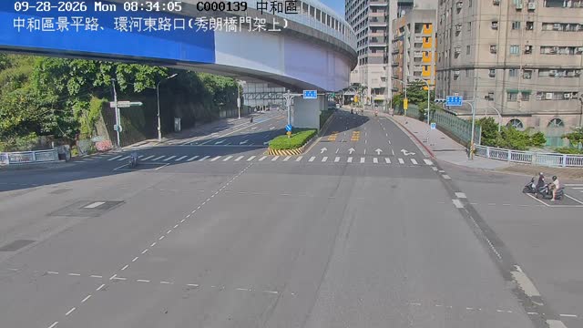 中和區景平路、環河東路口(秀朗橋門架上)