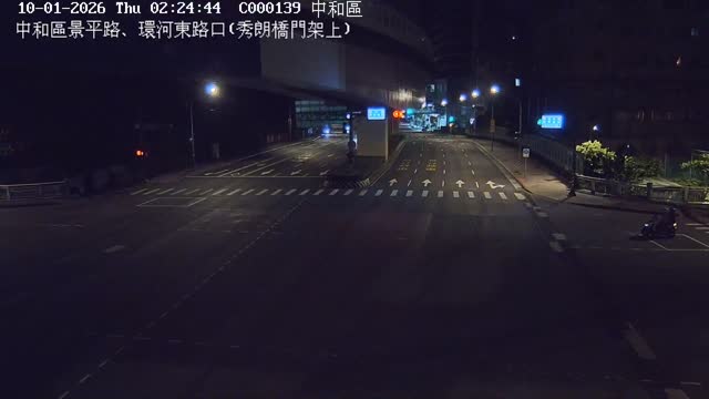 中和區景平路、環河東路口(秀朗橋門架上)