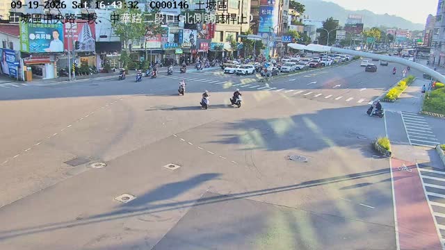 土城區中央路三段、中華路二段口(北側號誌桿上)
