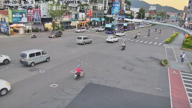土城區中央路三段、中華路二段口(北側號誌桿上)