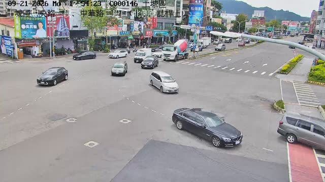 土城區中央路三段、中華路二段口(北側號誌桿上)