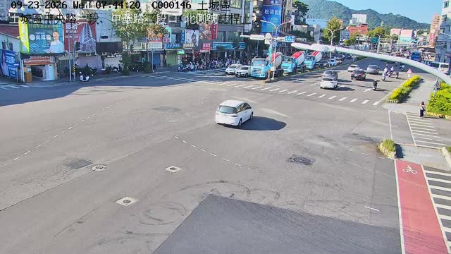 土城區中央路三段、中華路二段口(北側號誌桿上)