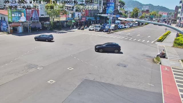 土城區中央路三段、中華路二段口(北側號誌桿上)