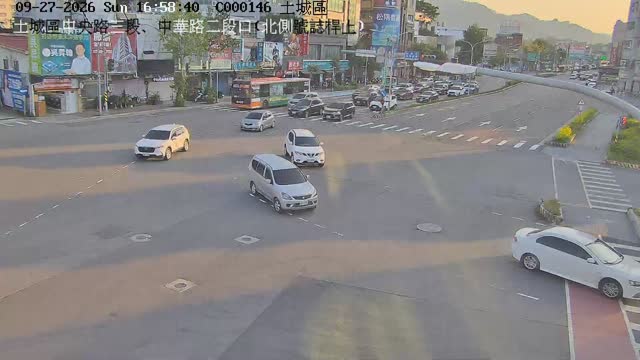 土城區中央路三段、中華路二段口(北側號誌桿上)