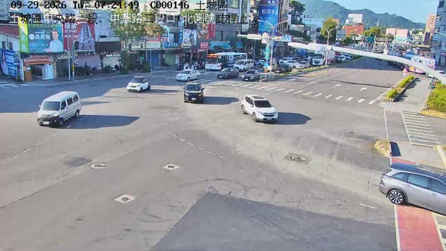 土城區中央路三段、中華路二段口(北側號誌桿上)