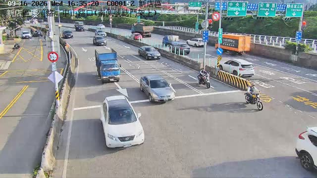 新店區環河路、中山路口(南側號誌門架上)
