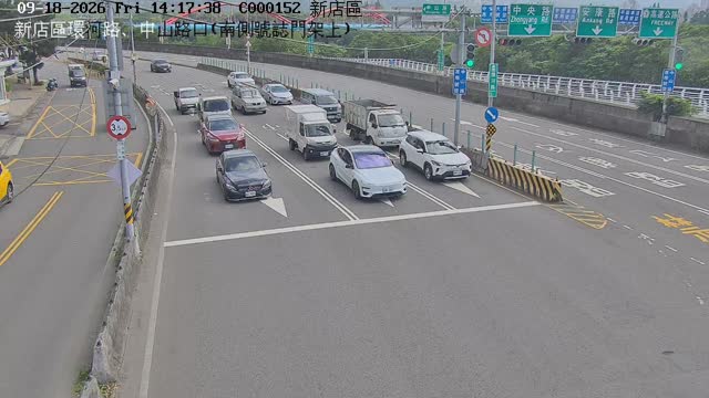 新店區環河路、中山路口(南側號誌門架上)