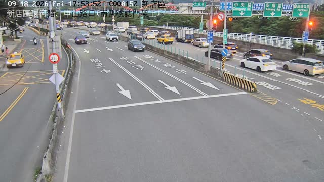 新店區環河路、中山路口(南側號誌門架上)