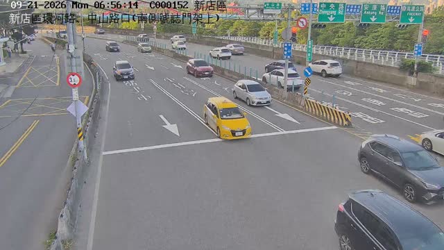 新店區環河路、中山路口(南側號誌門架上)