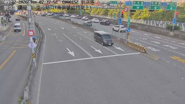 新店區環河路、中山路口(南側號誌門架上)