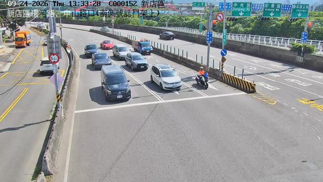 新店區環河路、中山路口(南側號誌門架上)