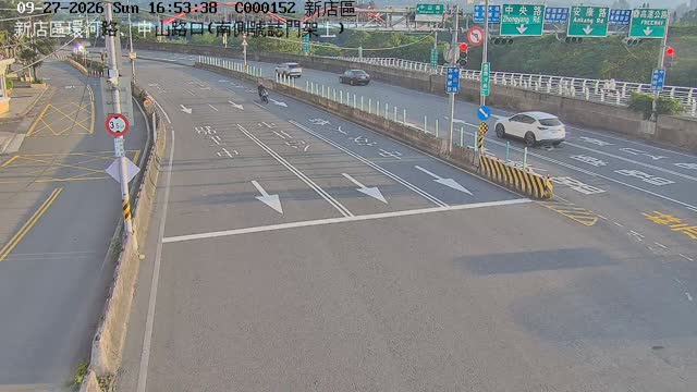 新店區環河路、中山路口(南側號誌門架上)