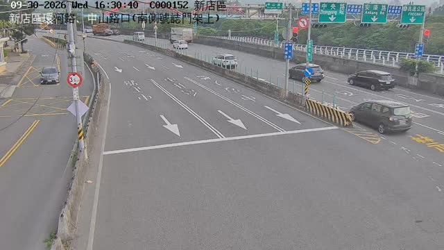 新店區環河路、中山路口(南側號誌門架上)