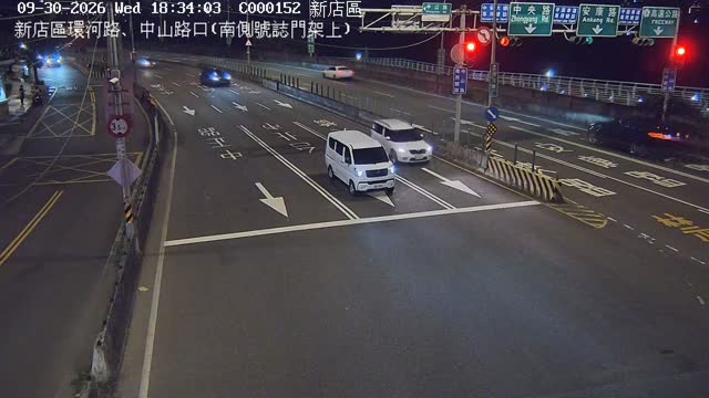 新店區環河路、中山路口(南側號誌門架上)