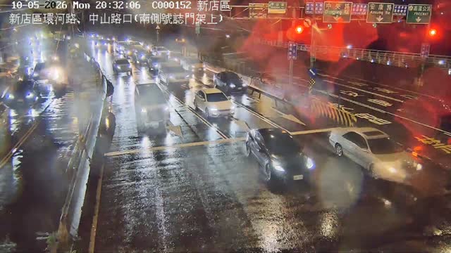 新店區環河路、中山路口(南側號誌門架上)