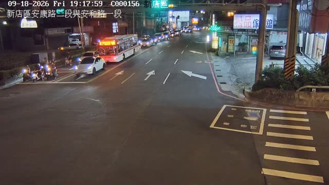 新店區安康路二段、安和路一段(東側號誌門架上)
