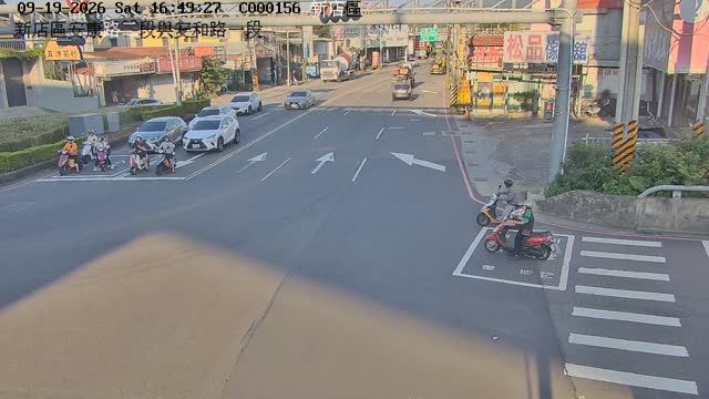新店區安康路二段、安和路一段(東側號誌門架上)