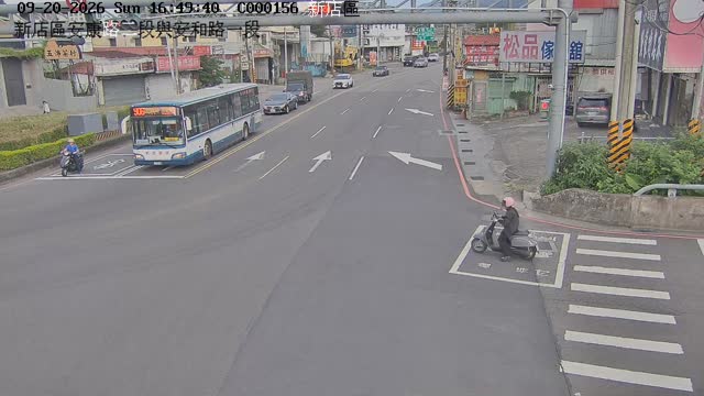 新店區安康路二段、安和路一段(東側號誌門架上)