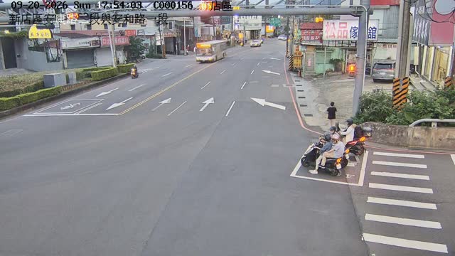 新店區安康路二段、安和路一段(東側號誌門架上)