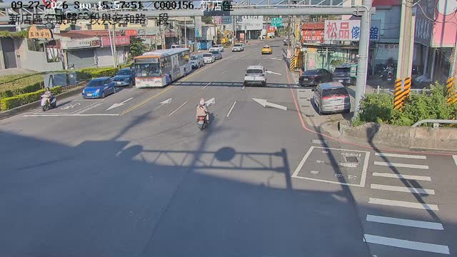 新店區安康路二段、安和路一段(東側號誌門架上)