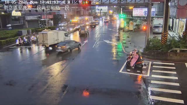 新店區安康路二段、安和路一段(東側號誌門架上)
