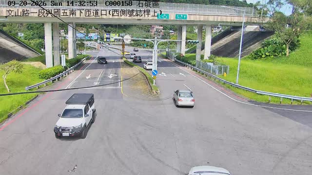 石碇區文山路一段、國五南下匝道口(西側號誌桿上)