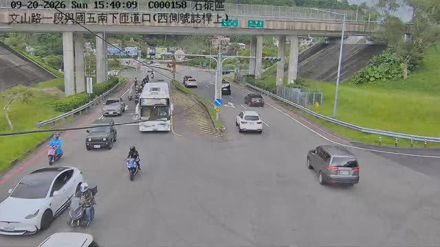 石碇區文山路一段、國五南下匝道口(西側號誌桿上)