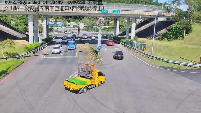 石碇區文山路一段、國五南下匝道口(西側號誌桿上)