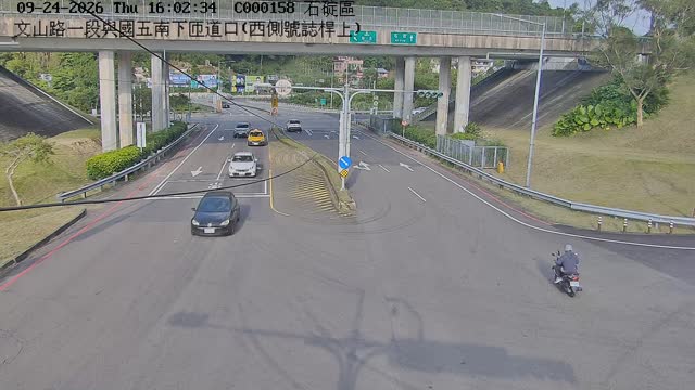 石碇區文山路一段、國五南下匝道口(西側號誌桿上)