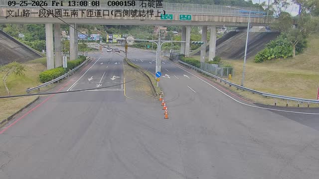石碇區文山路一段、國五南下匝道口(西側號誌桿上)