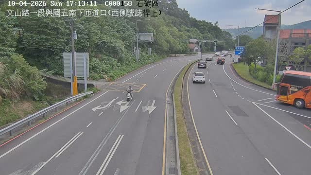 石碇區文山路一段、國五南下匝道口(西側號誌桿上)