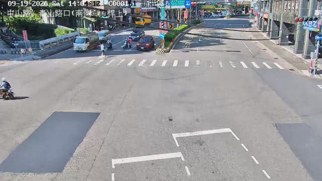 新莊區新北大道、青山路口(南側號誌桿上)