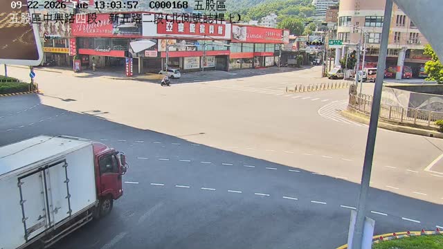 五股區中興路四段、新五路二段(北側號誌桿上)