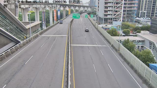新莊區台1高架，中信街上方門架