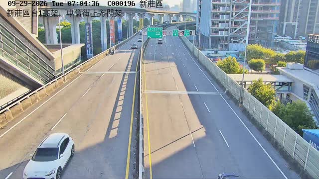 新莊區台1高架，中信街上方門架