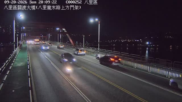 八里區關渡大橋(八里龍米路上方門架)