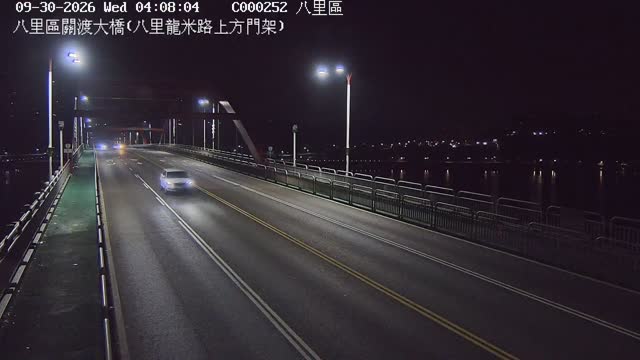 八里區關渡大橋(八里龍米路上方門架)