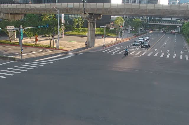 215-經貿二路105巷口