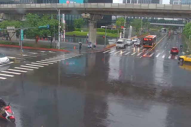 215-經貿二路105巷口