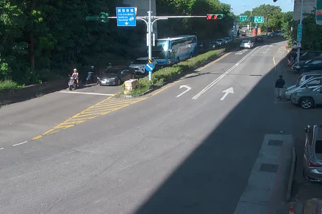 240-濱江街大佳國小大門右側(號誌桿)
